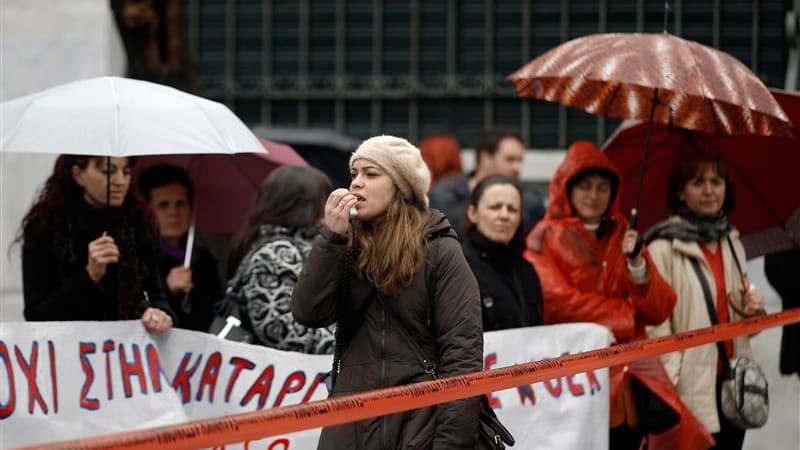 Les manifestants se rassemblent devant le parlement à Athènes avant un nouveau défilé contre la cure d'austérité infligée à la Grèce en contrepartie d'un nouveau plan de sauvetage de 130 milliards d'euros. /Photo prise le 22 février 2012/REUTERS/Yiorgos K