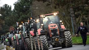 Des agriculteurs conduisent leur tracteur en direction de la préfecture de Rennes, le 1er février 2024.