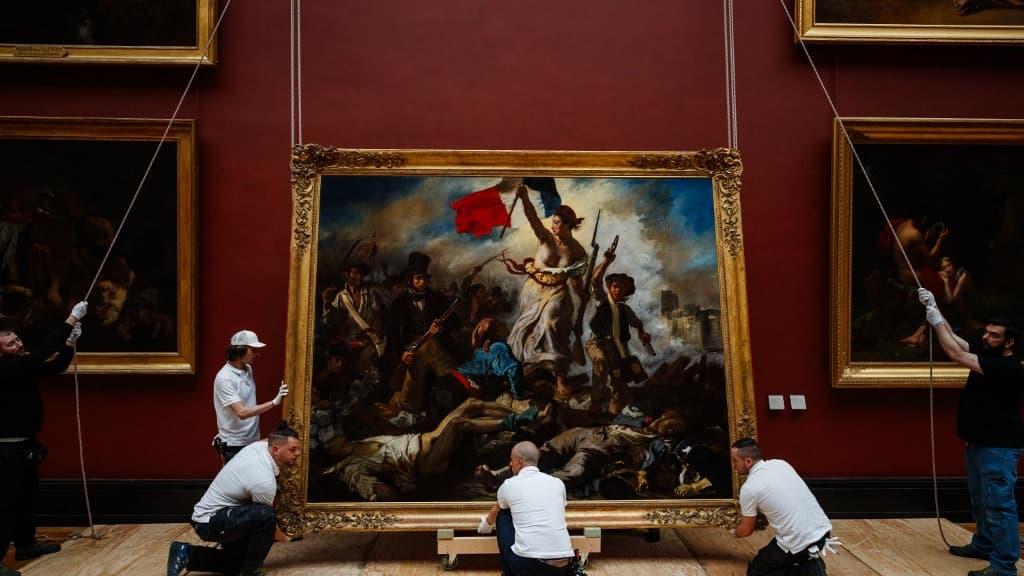 La toile "La liberté guidant le peuple" après sa restauration, musée du Louvre, avril 2024