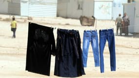 Des vêtements sèchent dans un camp de réfugiés syriens près d'Amman le 19 septembre 2015