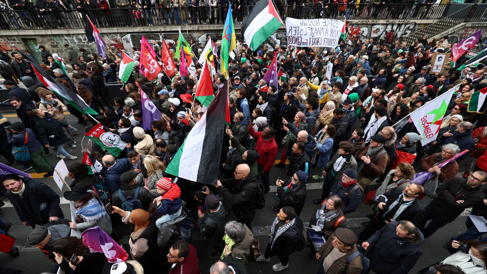 Paris: des milliers de manifestants réunis pour appeler à un "cessez-le-feu  immédiat" à Gaza