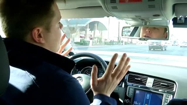 Lâcher le volant, oui, mais seulement sur de courtes distances et en ligne droite.