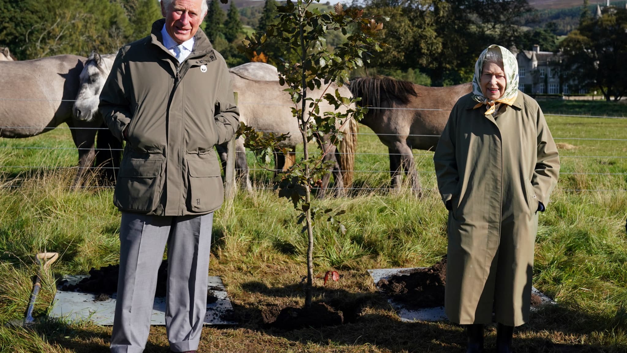 Élisabeth II et le prince Charles, le 1er octobre 2021, plantent un arbre pour le Queen's Green Canopy, une initiative en l'honneur du jubilé de platine de la reine Élisabeth II et le prince Charles, le 1er octobre 2021, plantent un arbre pour le Queen's Green Canopy, une initiative en l'honneur du jubilé de platine de la reine