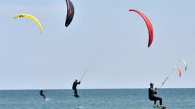 Des pratiquants de kitefoil, illustration