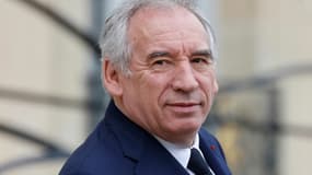 Le Premier ministre François Bayrou quitte le Palais de l'Elysée à Paris après la réunion hebdomadaire du cabinet, le 16 avril 2025