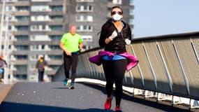 Une joggeuse avec un masque le 5 avril 2020 à Rotterdam (Pays-Bas)