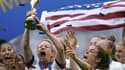 L'attaquante Megan Rapinoe soulève le trophée après la victoire des Etats-Unis face aux Pays-Bas en finale du Mondial-2019 féminin de foot, le 7 juillet 2019 à Décines-Charpieu