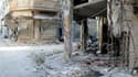 Magasins détruits à Homs, en Syrie. Des combats acharnés entre insurgés et forces de sécurité syriennes ont éclaté dimanche en plein jour dans plusieurs quartiers du sud de Damas, ont rapporté des opposants. /Photo prise le 14 juillet 2012/REUTERS/Yazen H
