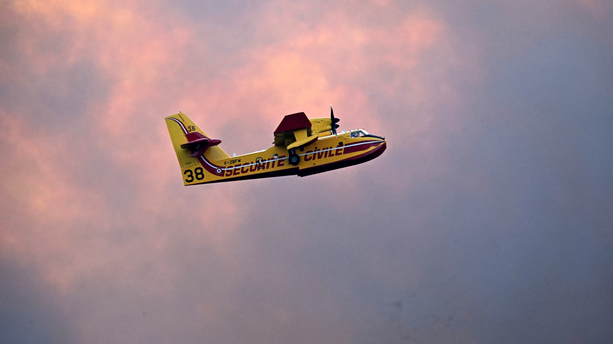 Un Canadair de la Sécurité civile survole l'incendie de l'Aude, le 6 août 2025 Un Canadair de la Sécurité civile survole l'incendie de l'Aude, le 6 août 2025