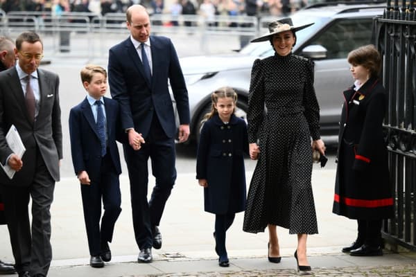 Le Prince William et son épouse Catherine, Duchesse de Cambrige et leurs enfants, le prince George et la princesse Charlotte, arrivent à une cérémonie religieuse en hommage au prince Philip, le 29 mars 2022 à l'abbaye de Westminster, à Londres