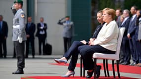 Angela Merkel et la Première ministre danoise Mette Frederiksen assises pour les hymnes