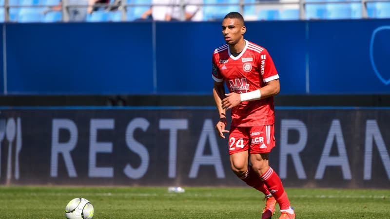 Alexander Djiku avec Strasbourg, en avril 2022