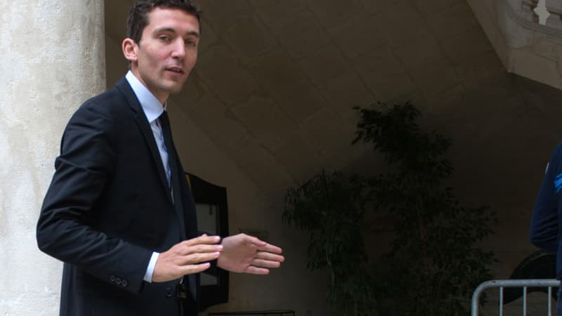 Le maire Front national Julien Sanchez devant la mairie de Beaucaire le 30 mars 2014.