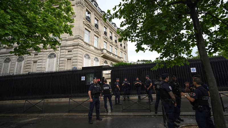 Un cordon de sécurité a été déployé devant l'ambassade du Qatar, tout proche de l'Arc de Triomphe.