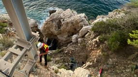 Les secours ont repéré une victime incarcérée dans un véhicule tombé à plus de 25 mètres en contrebas de la corniche.