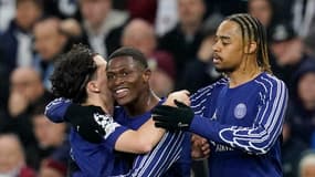 Nuno Mendes félicité par Vitinha et Bradley Barcola lors du match Aston Villa-PSG le 15 avril 2025