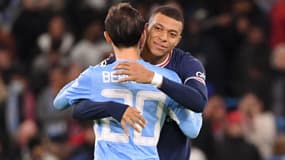 Bernardo Silva et Kylian Mbappé s'enlacent, le 24 novembre 2021 en Ligue des champions.