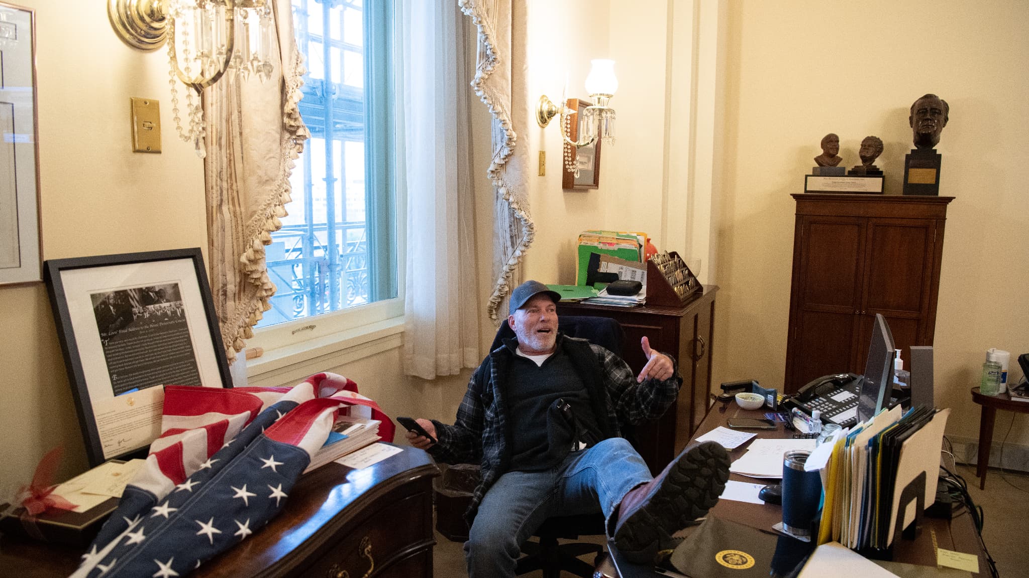 Richard Barnett le 6 janvier 2021 dans le bureau de Nancy Pelosi Richard Barnett le 6 janvier 2021 dans le bureau de Nancy Pelosi