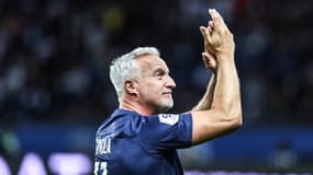 David Ginola, célébré par le Parc des Princes avec un maillot du PSG sur les épaules, le 16 octobre 2022