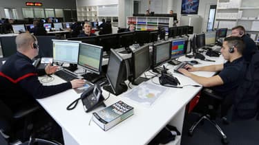 Des pompiers dans un centre d'appel à Paris, le 19 novembre 2013.