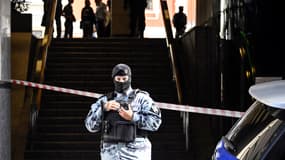 Un policier se tient devant le périmètre de sécurité autour du siège de Wildberries, ce mercredi 18 septembre 2024.