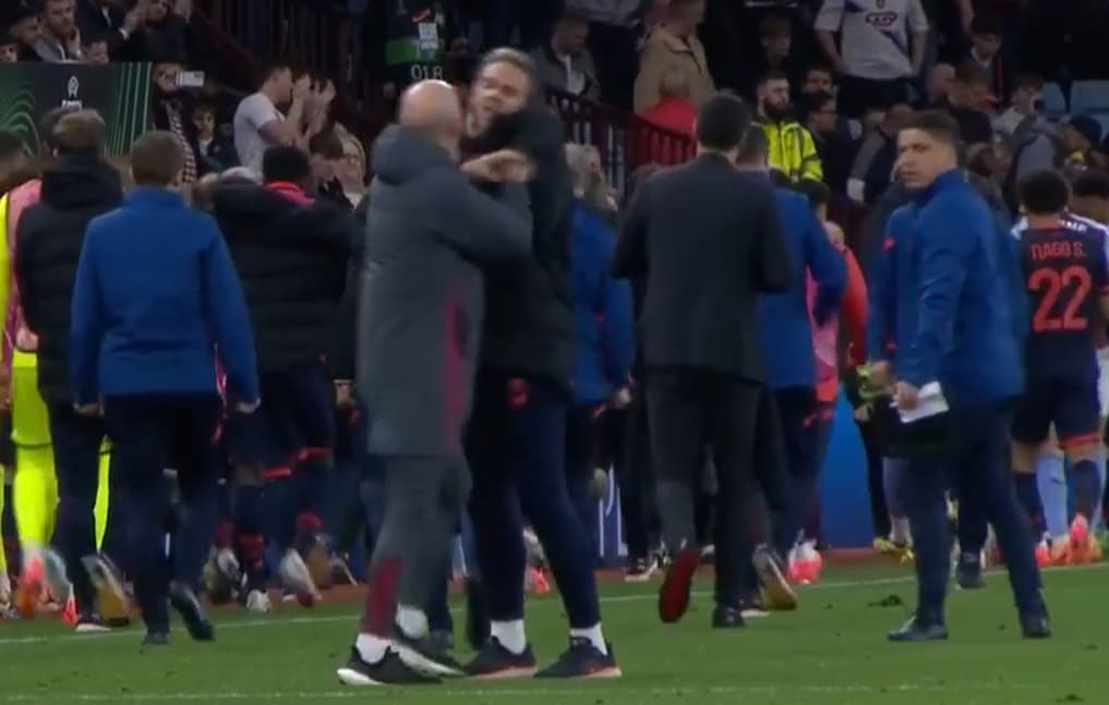 Deux membres des staffs d'Aston Villa et de Lille s'accrochent à la mi-temps du match entre les deux équipes (2-1, Conference League), le 12 avril 2024