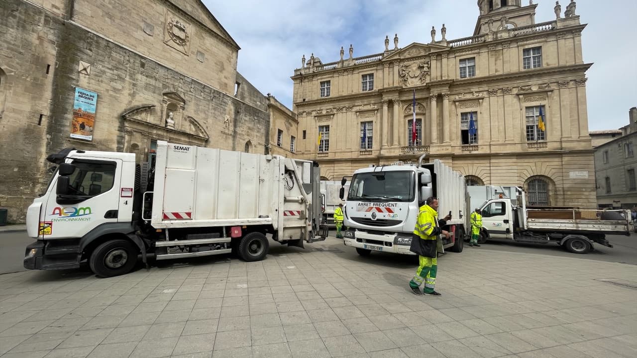 Des éboueurs ont manifesté devant la mairie d'Arles ce mercredi pour protester contre la non-réponse du maire sur une possible privatisation du service de ramassage des ordures ménagères.