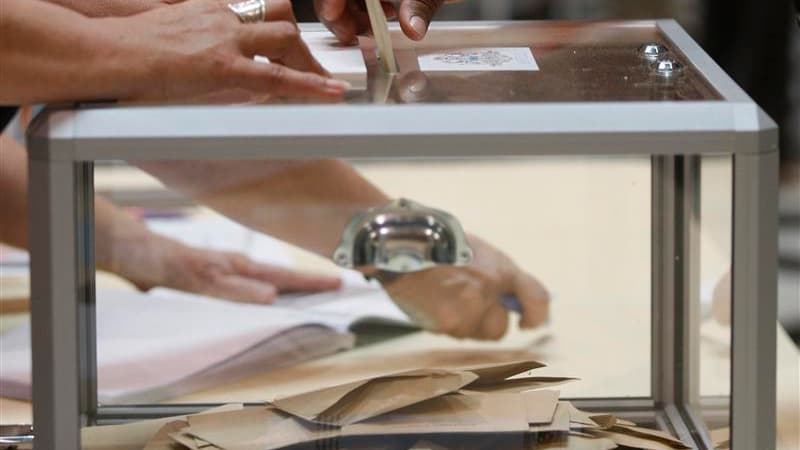 Le gouvernement veut modifier le mode de scrutin des conseillers généraux, ces élus qui siègent aux assemblées départementales, afin d'insuffler plus de parité et de représentativité. /Photo d'archives/REUTERS/Jean-Paul Pélissier