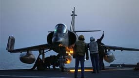 Un avion Suer Etendard sur le pont du porte-avions Charles-de-Gaulle. Le gouvernement fera le 12 juillet devant l'Assemblée nationale et le Sénat une déclaration sur l'engagement des troupes françaises en Libye qui sera suivie d'un débat et d'un vote. Ces
