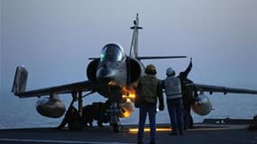 Un Super Etendard sur le pont du porte-avions Charles-de-Gaulle