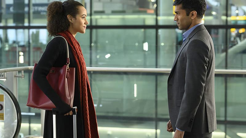 Nathalie Emmanuel et Nikesh Patel dans la série de Hulu "Quatre mariages et un enterrement".