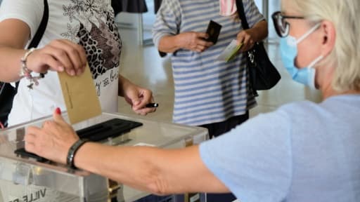 Des électeurs votent à Nouméa le 12 décembre 2021 lors du troisième référendum sur l'indépendance de la Nouvelle-Calédonie