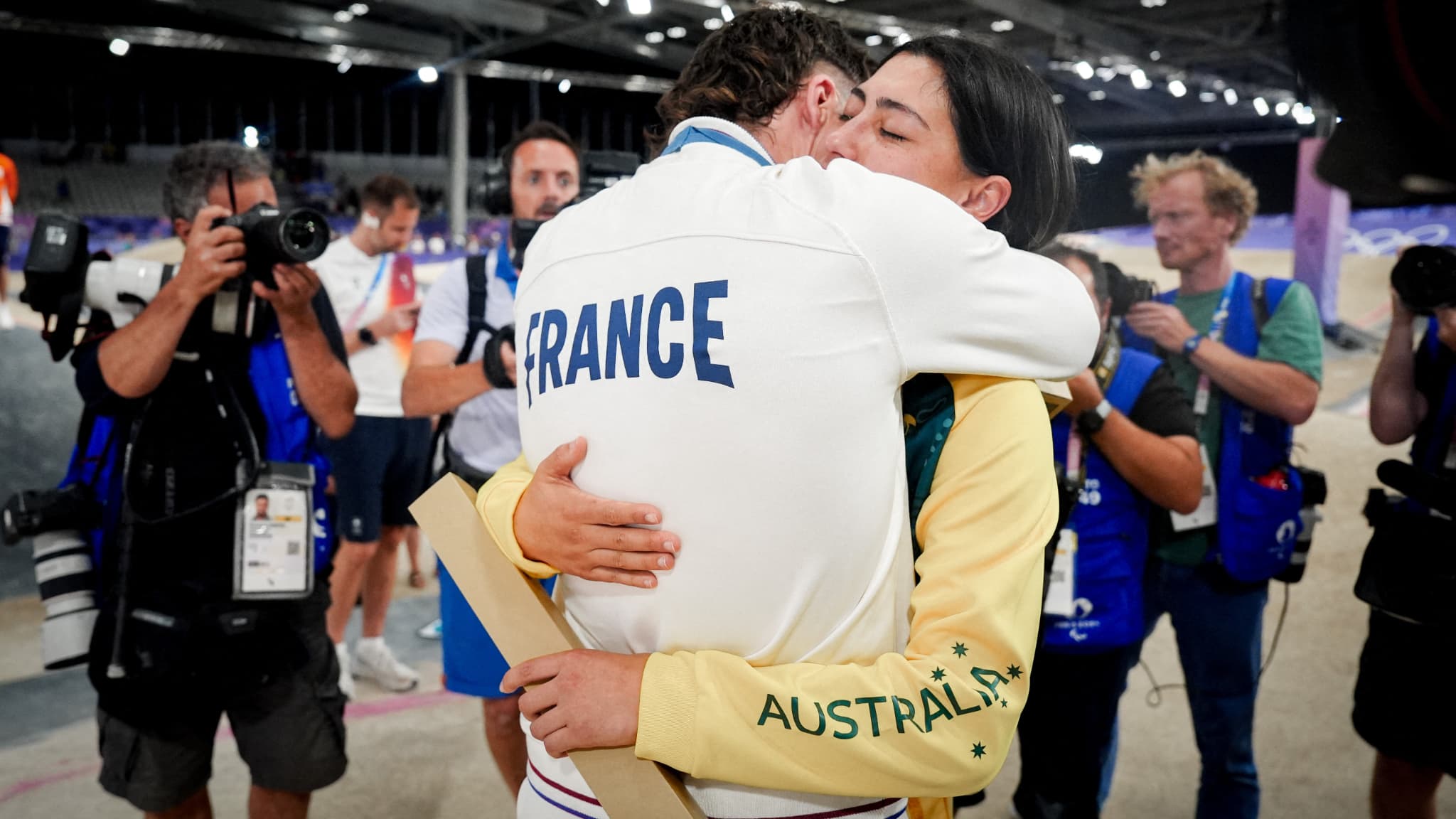 L'Australienne et médaillée d'or en BMX Sara Sakakibara avec son compagnon, le Français Romain Mahieu, médaillé de bronze, JO de Paris 2024, 2 août 2024