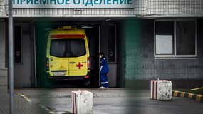 Une ambulance entre dans un hôpital à Moscou, le 14 avril 2020.