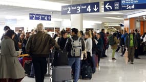 Des passagers attendent de pouvoir enregistrer leurs bagages le 8 avril 2015 à l'aéroport d'Orly. 