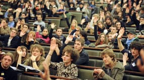 Des étudiants participant à une assemblée générale à l'université de Strasbourg, le 4 février 2009 (photo d'illustration).