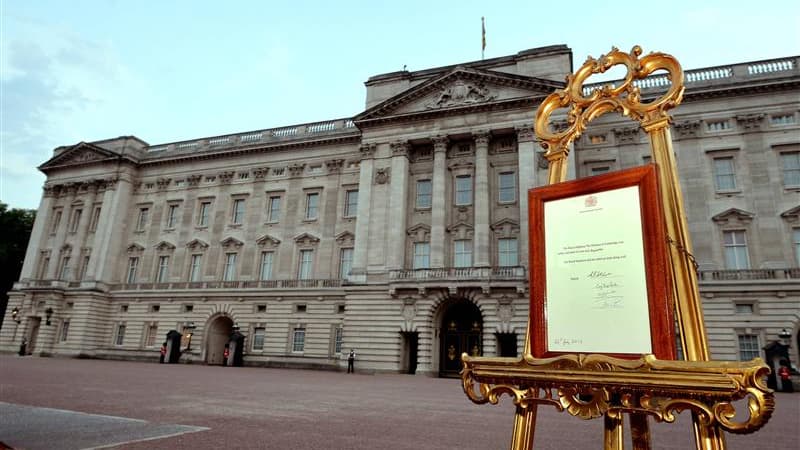 L'annonce formelle a été présentée devant le palais de Buckingham, à Londres, pour la naissance du prince de Cambridge, fils du prince William, et de la duchesse de Cambridge.