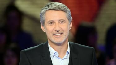 Dans un tweet, Antoine de Caunes a adressé sa "gratitude" aux téléspectateurs du Grand Journal, officialisant son départ.