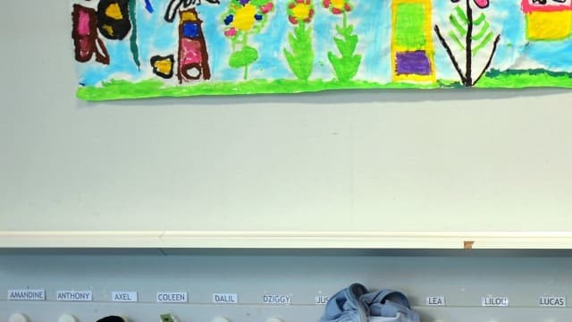 Cartables et vêtements accrochés dans le vestiaire d'une école de Caen le 2 septembre 2008. 