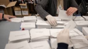 Des bulletins de vote préparés par des assesseurs, pour le premier tour de la présidentielle, le 4 avril 2022
