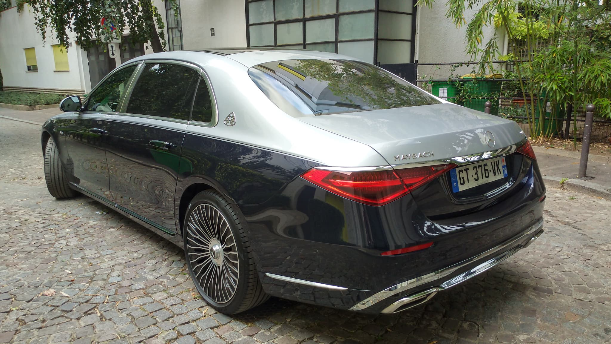 Cette Mercedes Maybach S680 est une limousine, aux proportions forcément hors normes, ave 5,40 mètres de long.