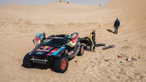 La voiture endommagée de Carlos Sainz sur le Dakar le 5 janvier 2025