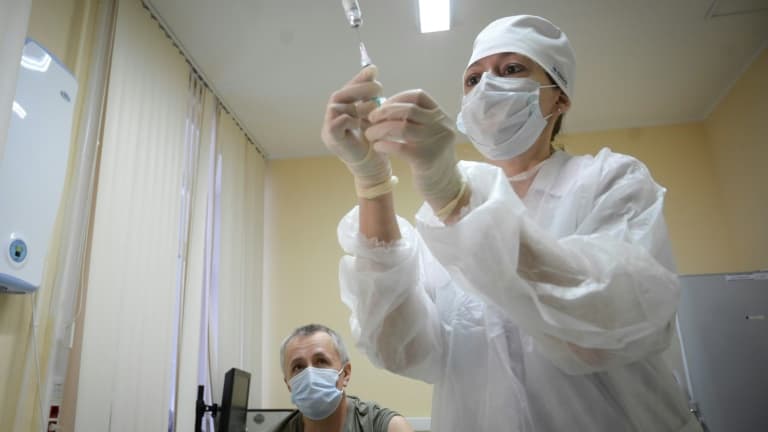 Une infirmière prépare une injection du vaccin Spoutnik V dans une clinique de Moscou, le 30 décembre 2020