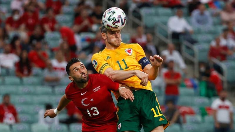 Umut Meras au duel avec Gareth Bale lors d'un match Turquie-Galles, à Bakou le 16 juin 2021