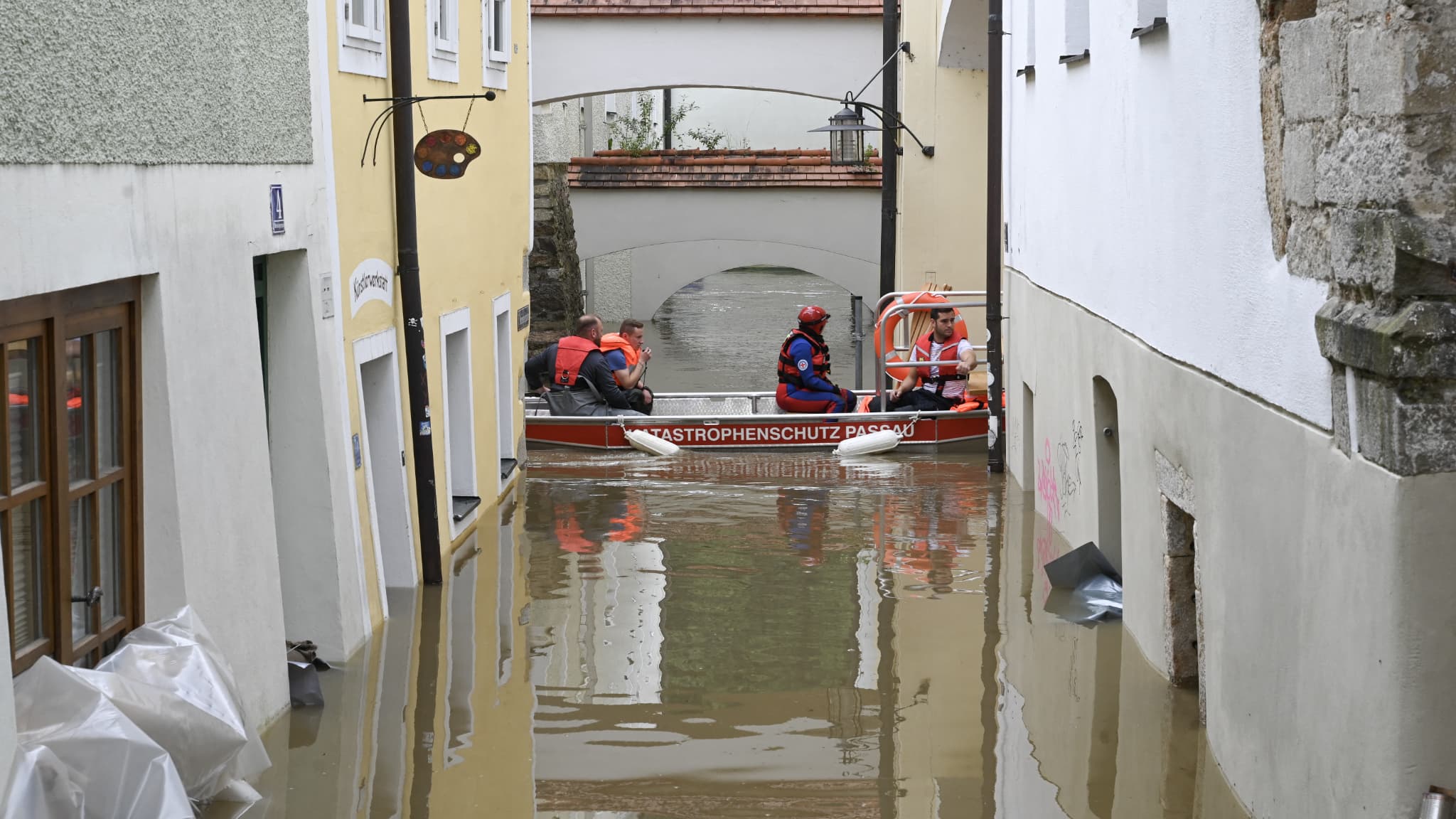 Un bateau avec des sauveteurs aquatiques navigue dans une rue inondée le 4 juin 2024 dans le centre de Passau en Bavière, dans le sud de l'Allemagne, une ville entourée par les fleuves Danube et Inn.