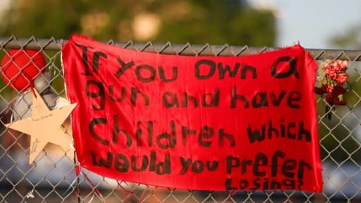 Une bannière déployée au lycée Marjory Stoneman Douglas en Floride le 27 février 2018 Une bannière déployée au lycée Marjory Stoneman Douglas en Floride le 27 février 2018