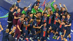 Marquinhos et les joueurs du PSG soulèvent la Ligue des champions, 31 mai 2025