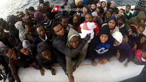 Une vidéo des garde-côtes italiens montre le sauvetage de migrants le 24 décembre 2015.