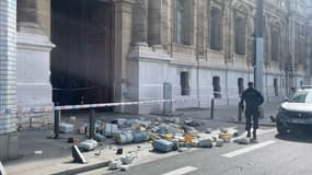 Des objets ont été déversés par la CGT énergie devant les portes de la préfecture à Marseille