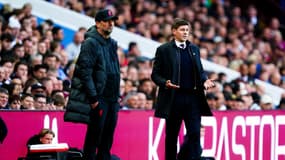 Le manager d'Aston Villa, Steven Gerrard (à droite), fait appel à un quatrième officiel pendant le match de Premier League à Villa Park, Birmingham. Date de la photo : mardi 10 mai 2022